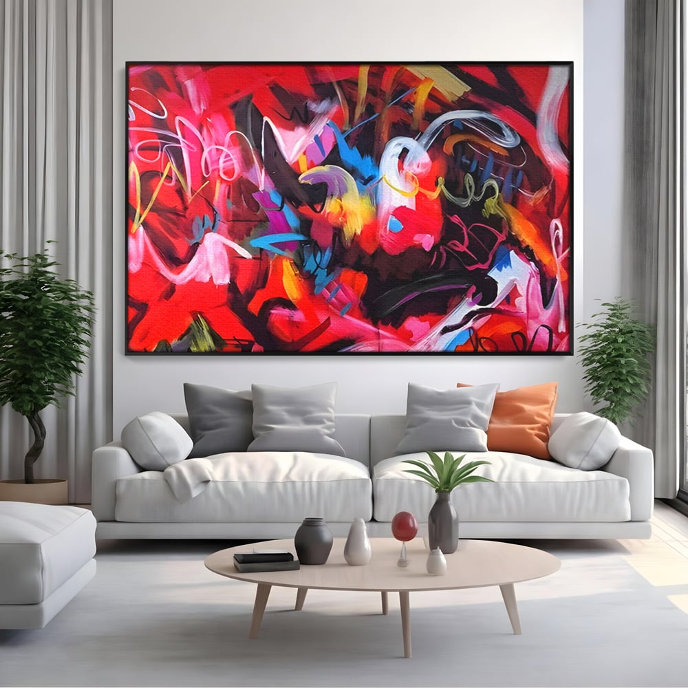 Tablou canvas cu tablou canvas cu graffiti rosu, in rama de aluminiu negru, pe perete intr-un living